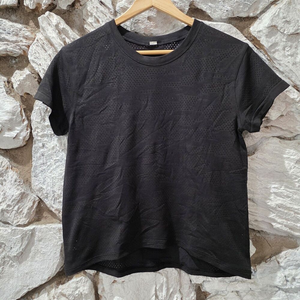 Lululemon Women’s Size 6 Black Camo Short Sleeve Swiftly Stretch Shirt